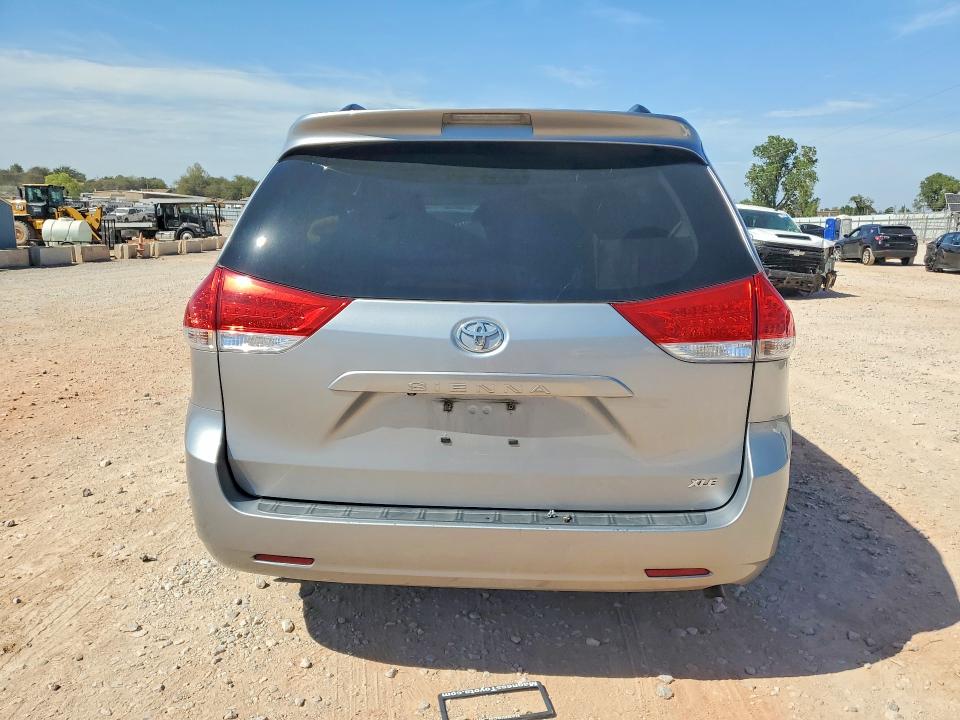 65055936 :رقم المزاد ، 5TDYK3DC9DS333514 vin ، 2013 Toyota Sienna مزاد بيع