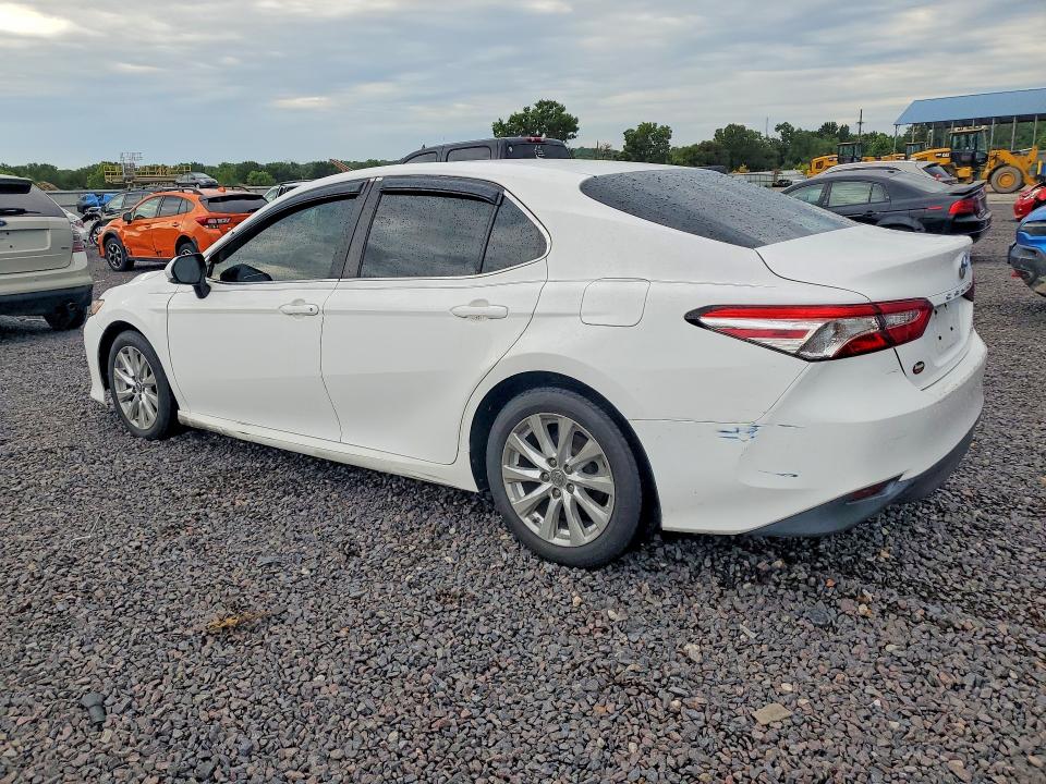 65563186 :رقم المزاد ، 4T1B11HK9JU541054 vin ، 2018 Toyota Camry مزاد بيع
