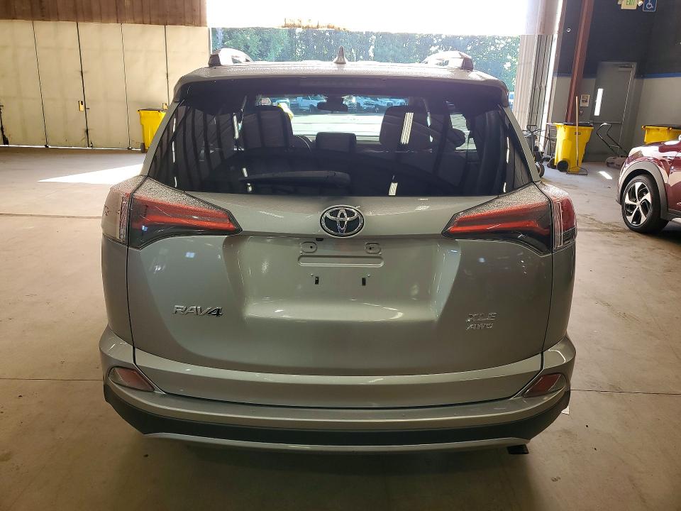 63696706 :رقم المزاد ، 2T3RFREV3JW796397 vin ، 2018 Toyota Rav4 مزاد بيع