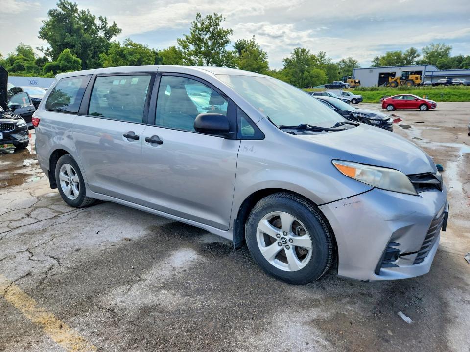 65208606 :رقم المزاد ، 5TDZZ3DC0JS959545 vin ، 2018 Toyota Sienna مزاد بيع