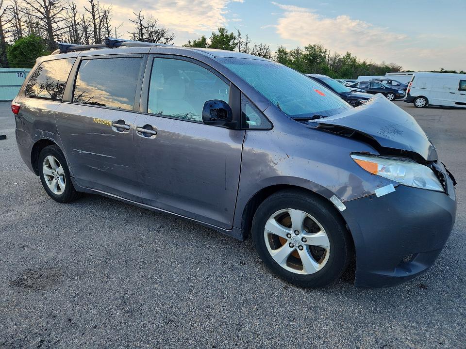 2017 Toyota Sienna მანქანა იყიდება აუქციონზე, vin: 5TDKZ3DC7HS781998, აუქციონის ნომერი: 64421176