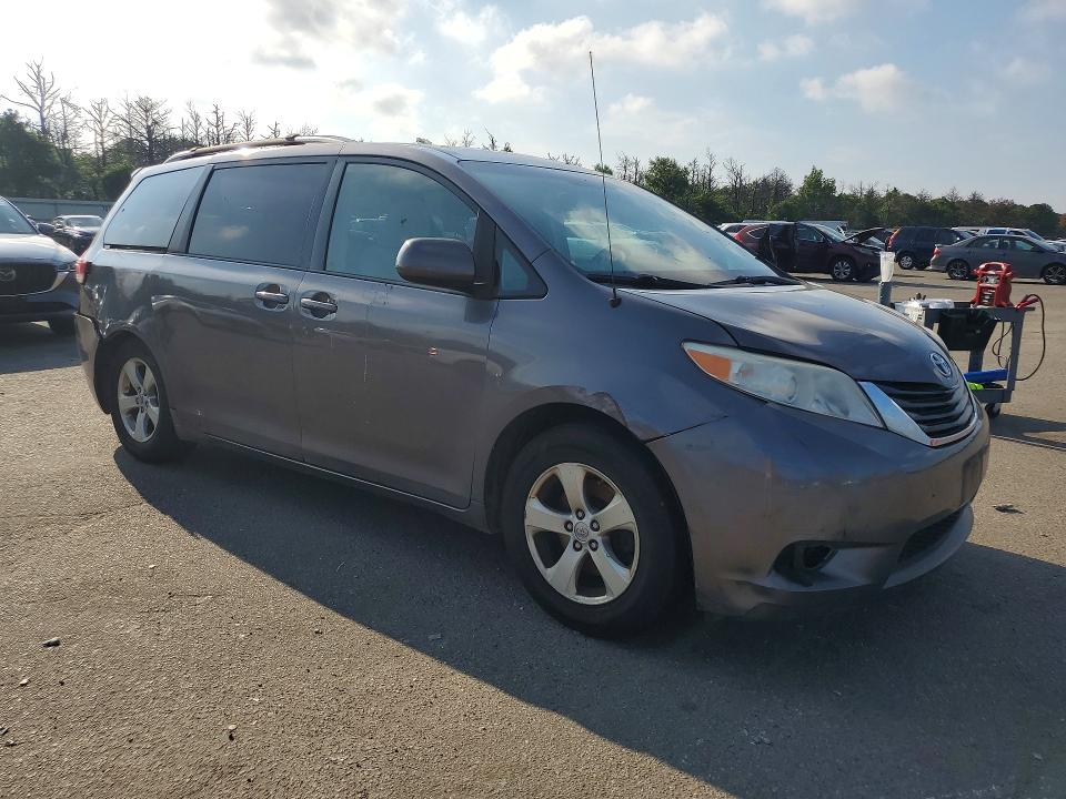 61929676 :رقم المزاد ، 5TDKK3DC1ES499839 vin ، 2014 Toyota Sienna مزاد بيع