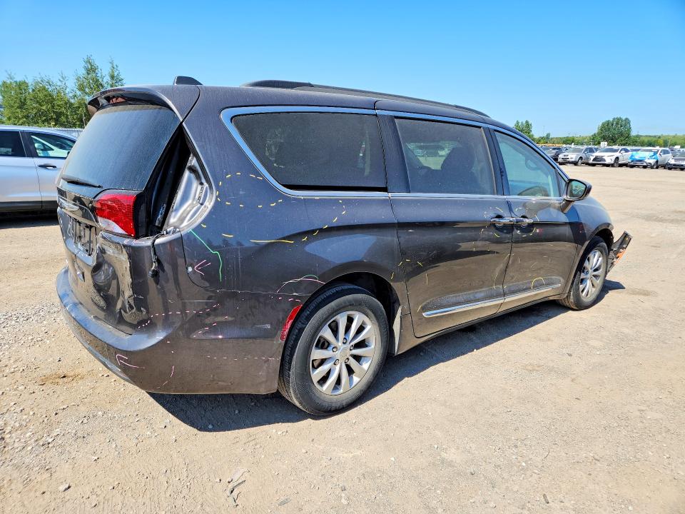 63151566 :رقم المزاد ، 2C4RC1BG9HR628607 vin ، 2017 Chrysler Pacifica مزاد بيع
