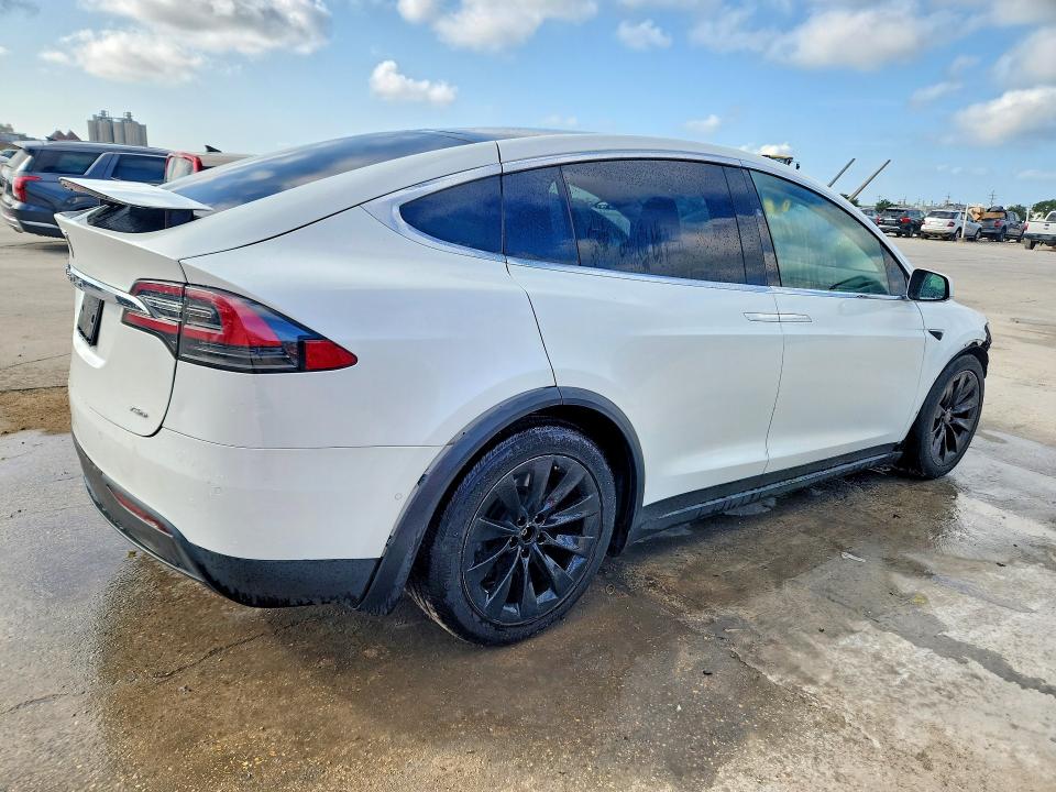 Продажа на аукционе авто 2018 Tesla Model X, vin: 5YJXCDE27JF088765, номер лота: 63222126