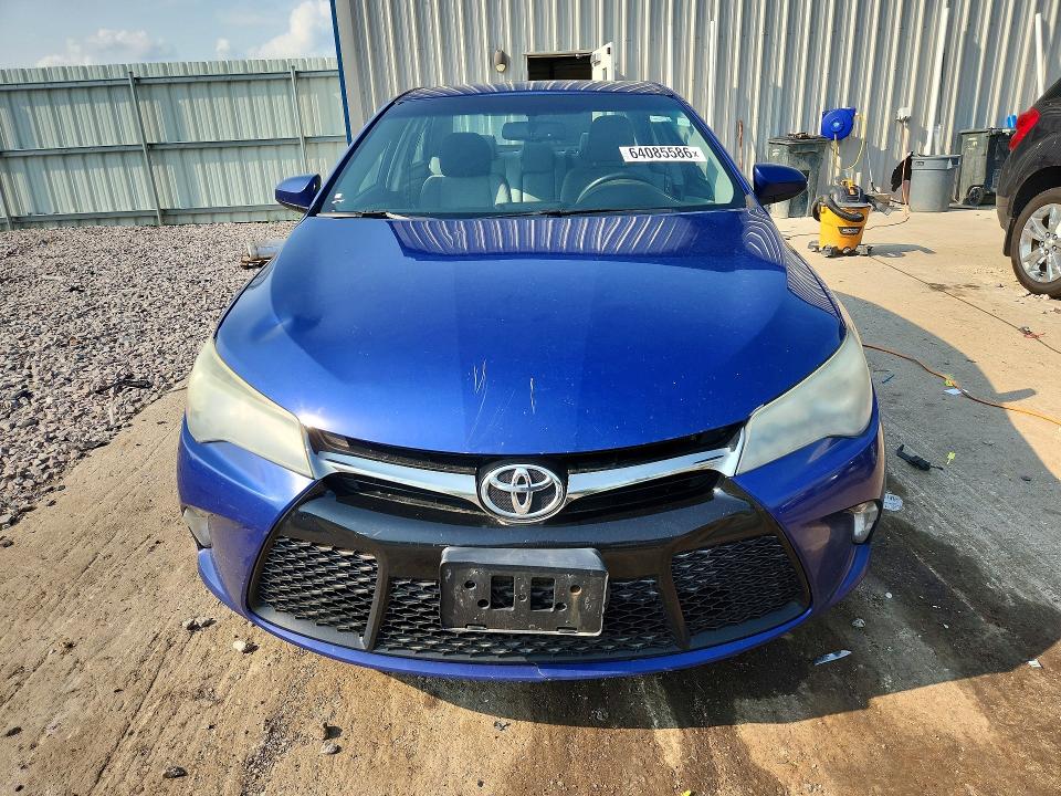 64085586 :رقم المزاد ، 4T1BF1FK5FU892832 vin ، 2015 Toyota Camry مزاد بيع