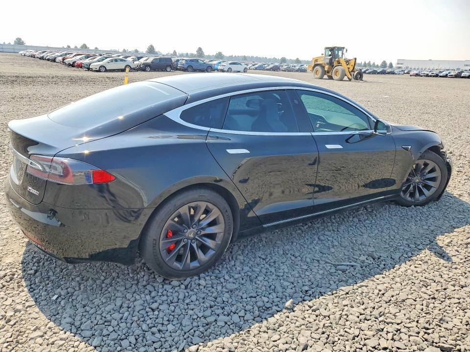 65239066 :رقم المزاد ، 5YJSA1E43JF295444 vin ، 2018 Tesla Model S مزاد بيع
