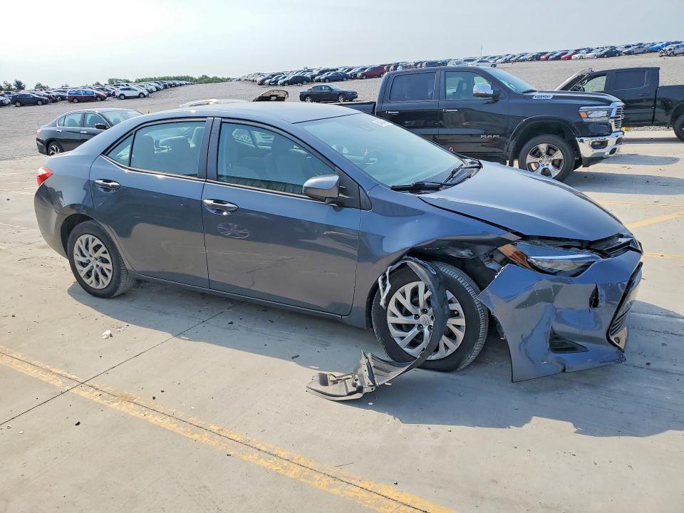 64454646 :رقم المزاد ، 2T1BURHEXHC828270 vin ، 2017 Toyota Corolla مزاد بيع