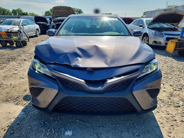 63507466 :رقم المزاد ، 4T1B11HK0JU135034 vin ، 2018 Toyota Camry مزاد بيع