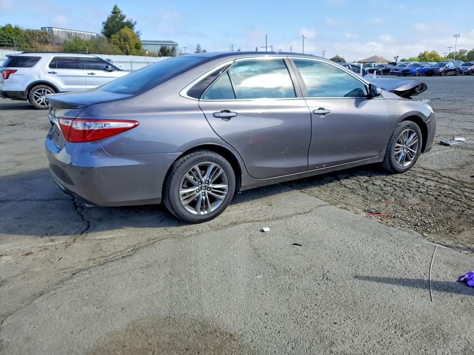 63889346 :رقم المزاد ، 4T1BF1FK5HU305208 vin ، 2017 Toyota Camry مزاد بيع