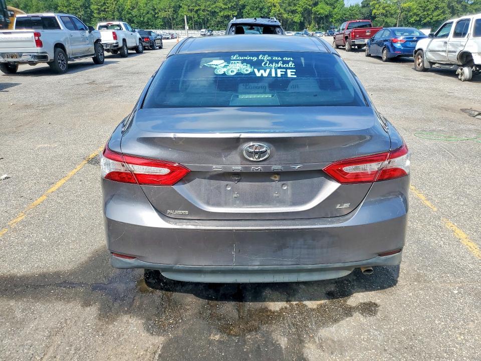 66193216 :رقم المزاد ، 4T1B11HK2JU547858 vin ، 2018 Toyota Camry مزاد بيع