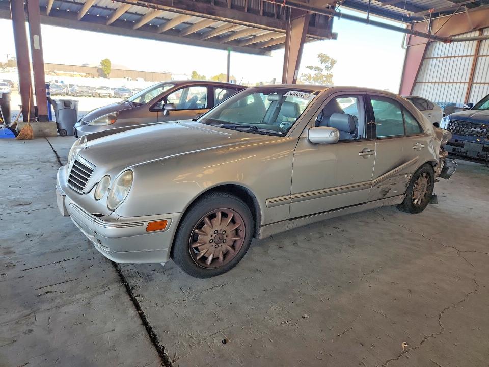 64494926 :رقم المزاد ، WDBJF65J8YB000558 vin ، 2000 Mercedes-benz E مزاد بيع