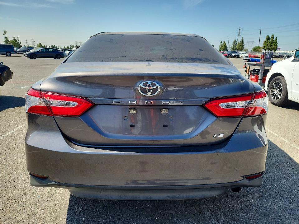 64136416 :رقم المزاد ، 4T1B11HK0JU530380 vin ، 2018 Toyota Camry L/le/xle/se مزاد بيع
