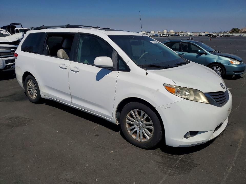 2011 Toyota Sienna მანქანა იყიდება აუქციონზე, vin: 5TDYK3DC9BS114386, აუქციონის ნომერი: 64721336