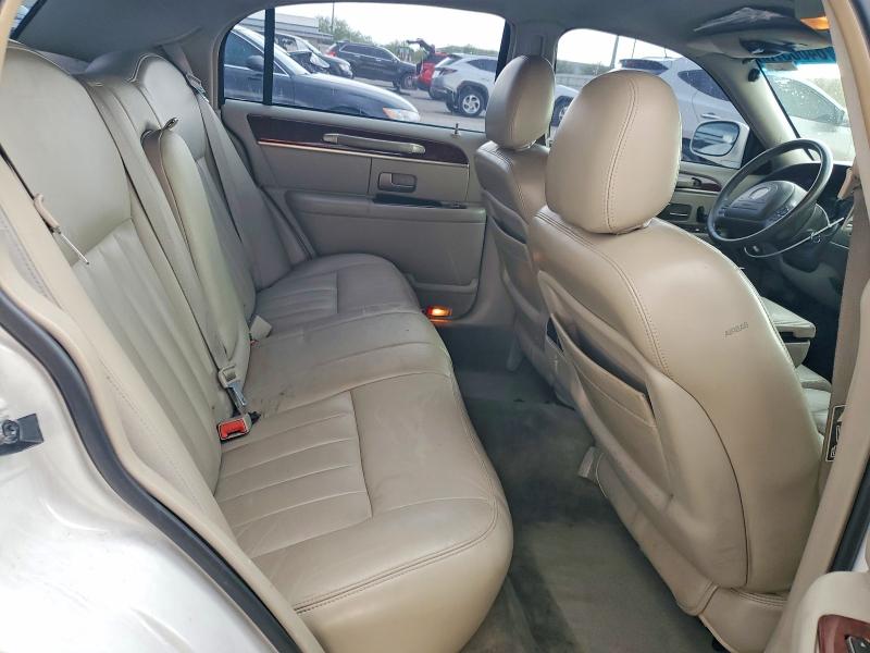 64605736 :رقم المزاد ، 1LNHM81W23Y639121 vin ، 2003 Lincoln Town Car مزاد بيع