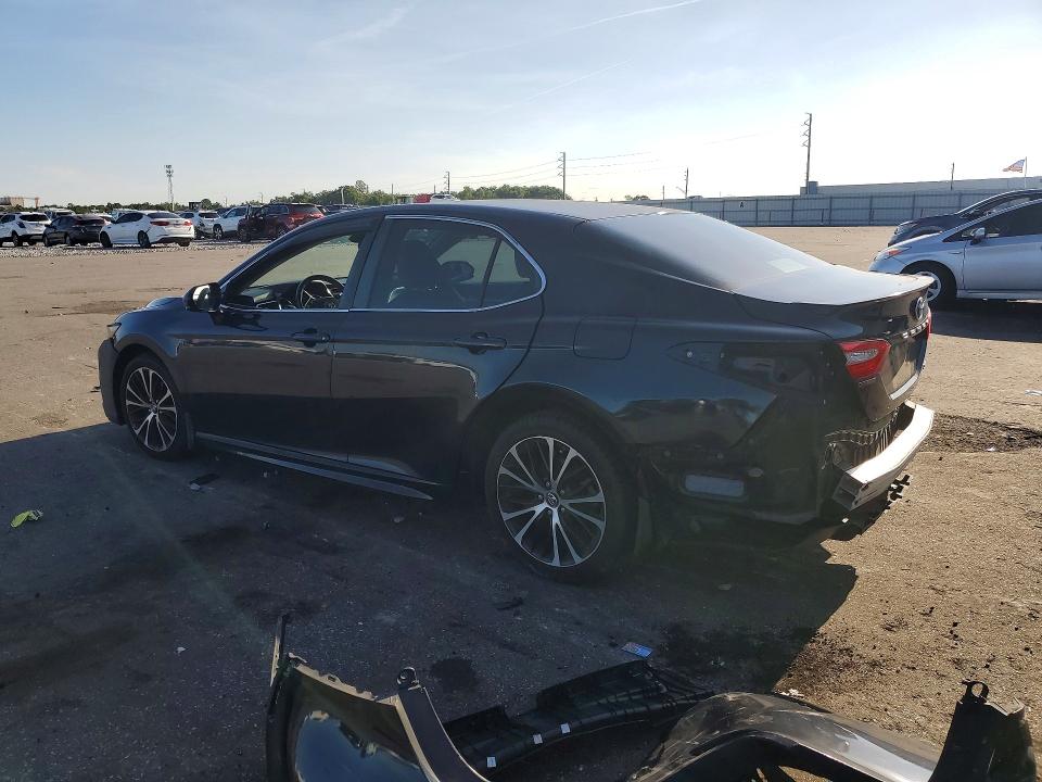 66936116 :رقم المزاد ، 4T1B11HK1JU583587 vin ، 2018 Toyota Camry مزاد بيع