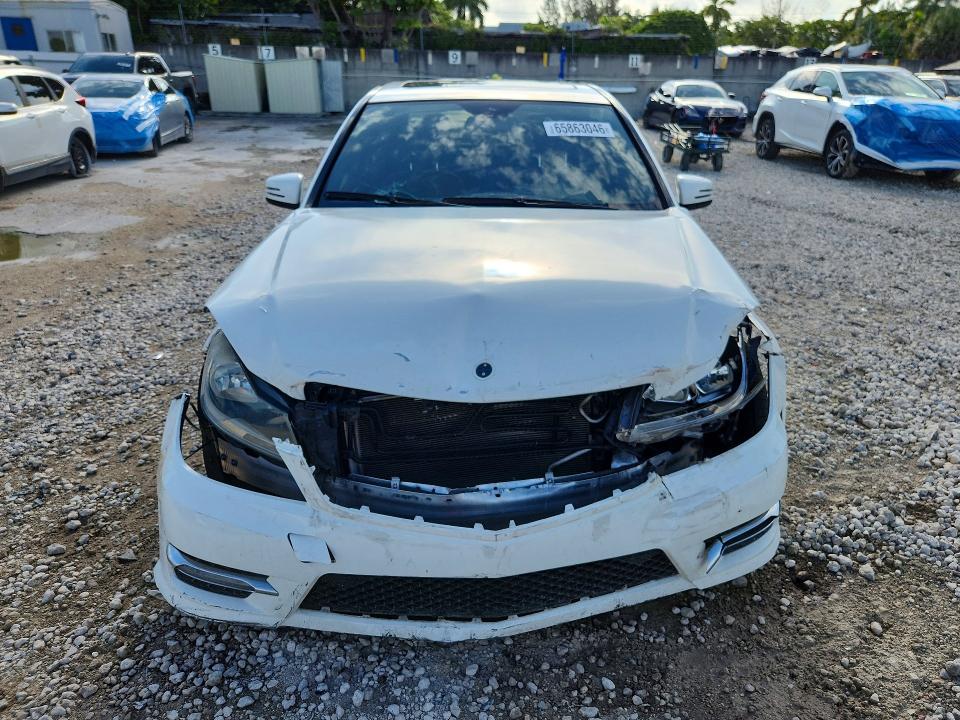 Продажа на аукционе авто 2013 Mercedes-benz C, vin: WDDGF4HB8DR270062, номер лота: 65863046