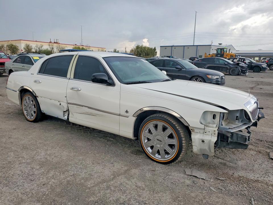64605736 :رقم المزاد ، 1LNHM81W23Y639121 vin ، 2003 Lincoln Town Car مزاد بيع