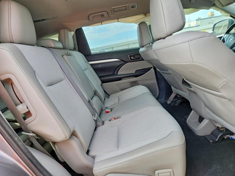 67106036 :رقم المزاد ، 5TDBZRFH0JS826815 vin ، 2018 Toyota Highlander مزاد بيع