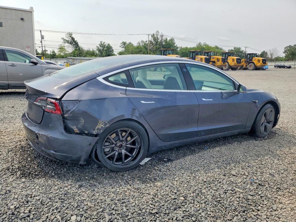 64425516 :رقم المزاد ، 5YJ3E1EAXJF155583 vin ، 2018 Tesla Model 3 مزاد بيع
