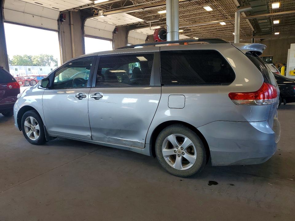 65324506 :رقم المزاد ، 5TDKK3DCXBS109929 vin ، 2011 Toyota Sienna مزاد بيع
