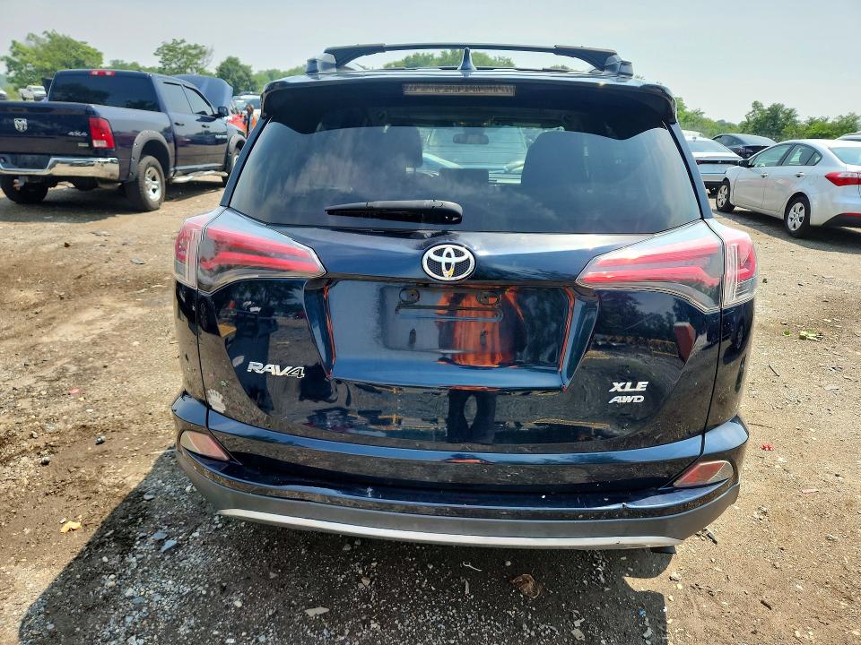 63947696 :رقم المزاد ، JTMRFREV5JJ737642 vin ، 2018 Toyota Rav4 مزاد بيع