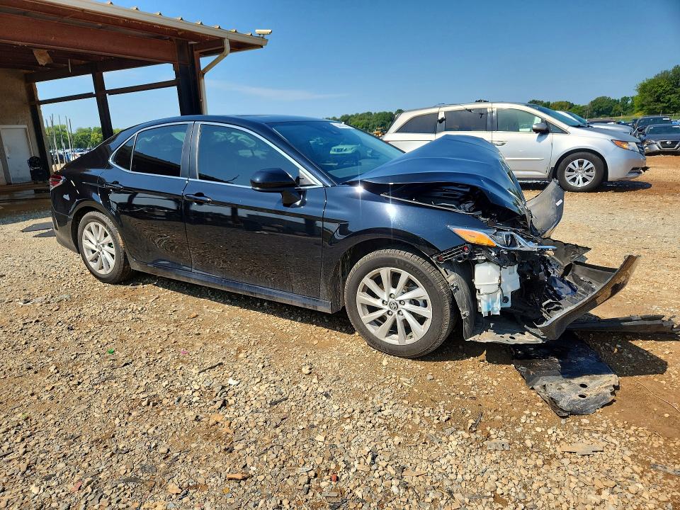 64447466 :رقم المزاد ، 4T1C11AK1NU691678 vin ، 2022 Toyota Camry مزاد بيع