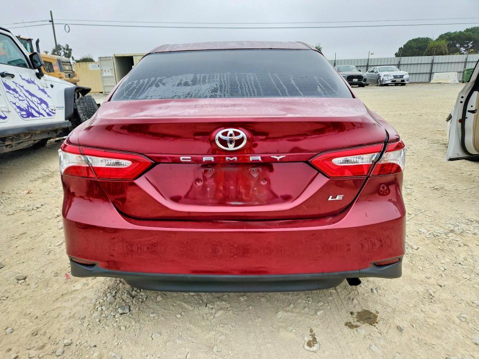 64661896 :رقم المزاد ، 4T1B11HK3JU600843 vin ، 2018 Toyota Camry مزاد بيع