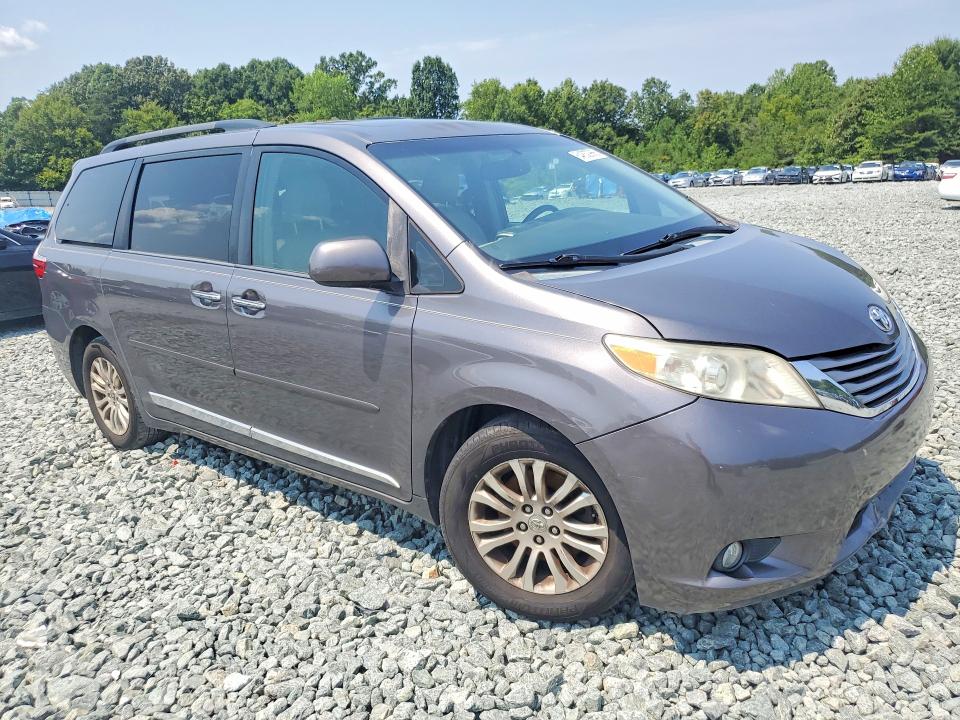 64832966 :رقم المزاد ، 5TDYK3DCXFS585243 vin ، 2015 Toyota Sienna مزاد بيع