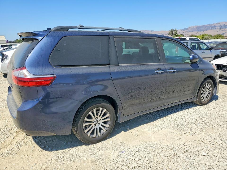 66114906 :رقم المزاد ، 5TDYZ3DC8JS928331 vin ، 2018 Toyota Sienna مزاد بيع