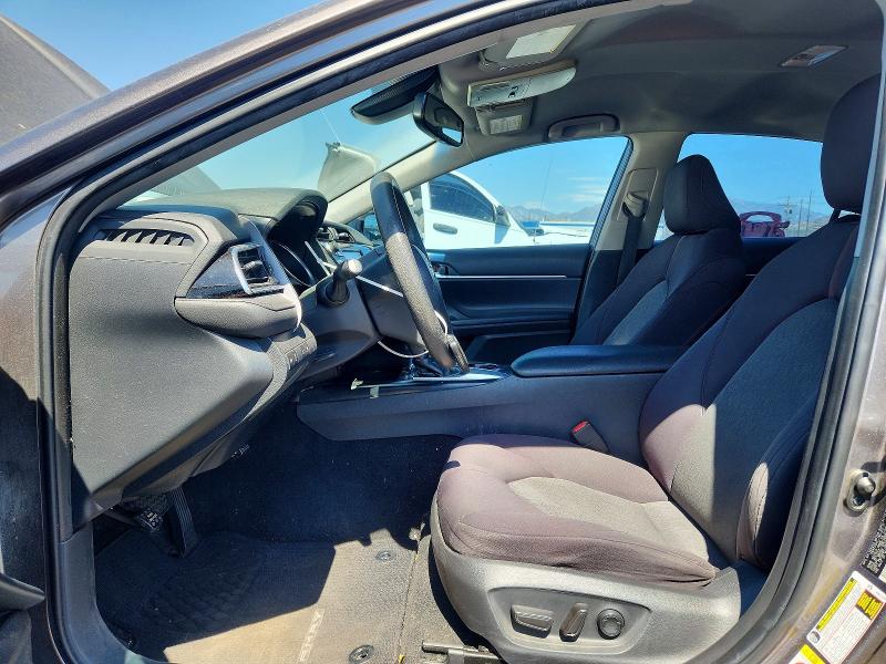 66289606 :رقم المزاد ، 4T1B11HK5JU526325 vin ، 2018 Toyota Camry مزاد بيع
