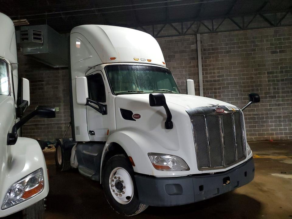 Продаж на аукціоні авто 2018 Peterbilt 579, vin: 1XPBA48XXJD477316, номер лоту: 61967596