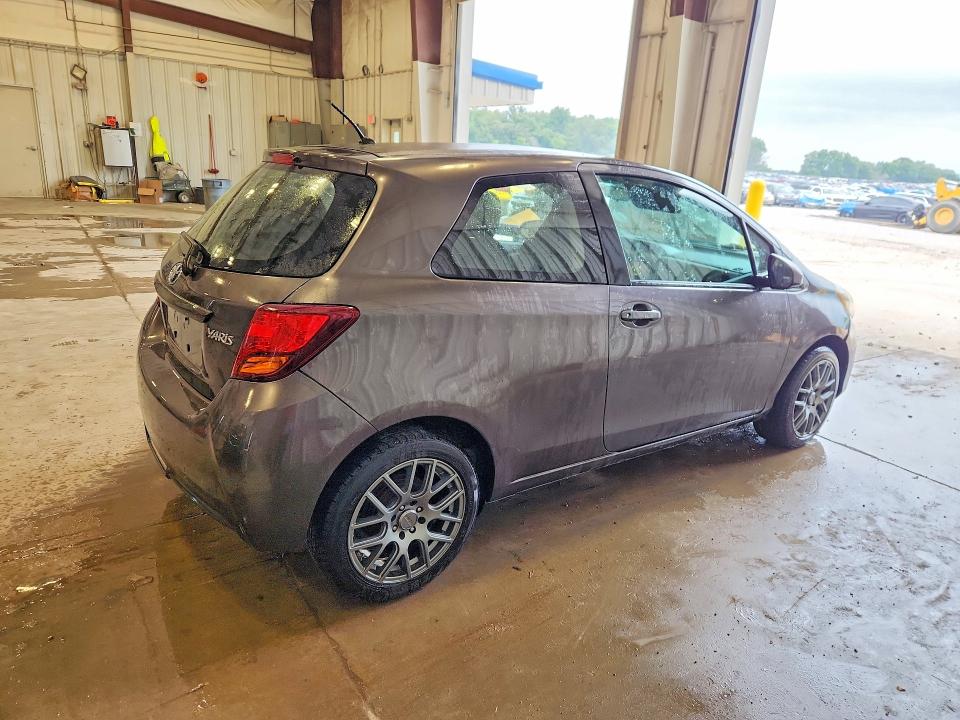 63533016 :رقم المزاد ، VNKJTUD32FA021742 vin ، 2015 Toyota Yaris مزاد بيع