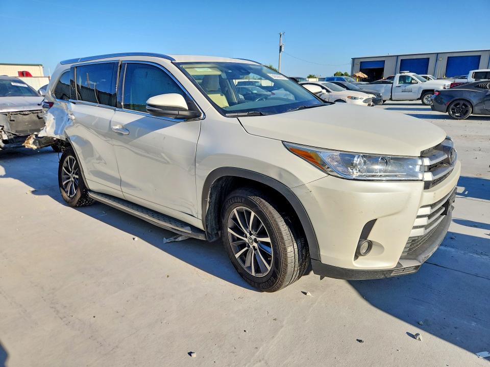 64836616 :رقم المزاد ، 5TDKZRFH4JS546668 vin ، 2018 Toyota Highlander مزاد بيع