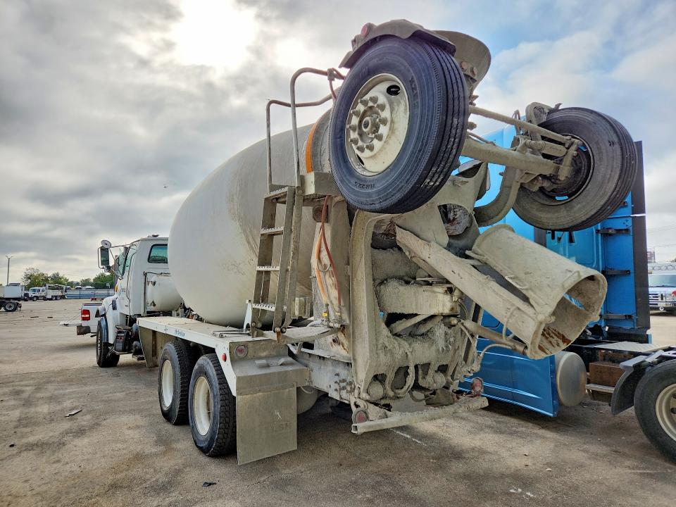 63835706 :رقم المزاد ، 2FZHAZA853AK83872 vin ، 2003 Sterling Truck Lt مزاد بيع
