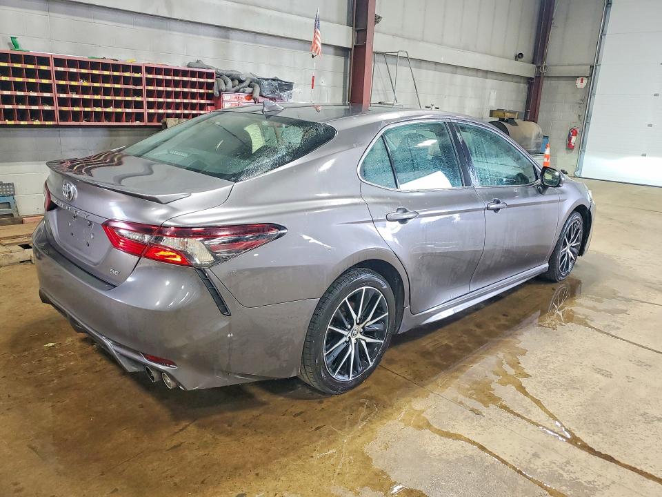 2021 Toyota Camry მანქანა იყიდება აუქციონზე, vin: 4T1G11AK5MU413723, აუქციონის ნომერი: 63928136