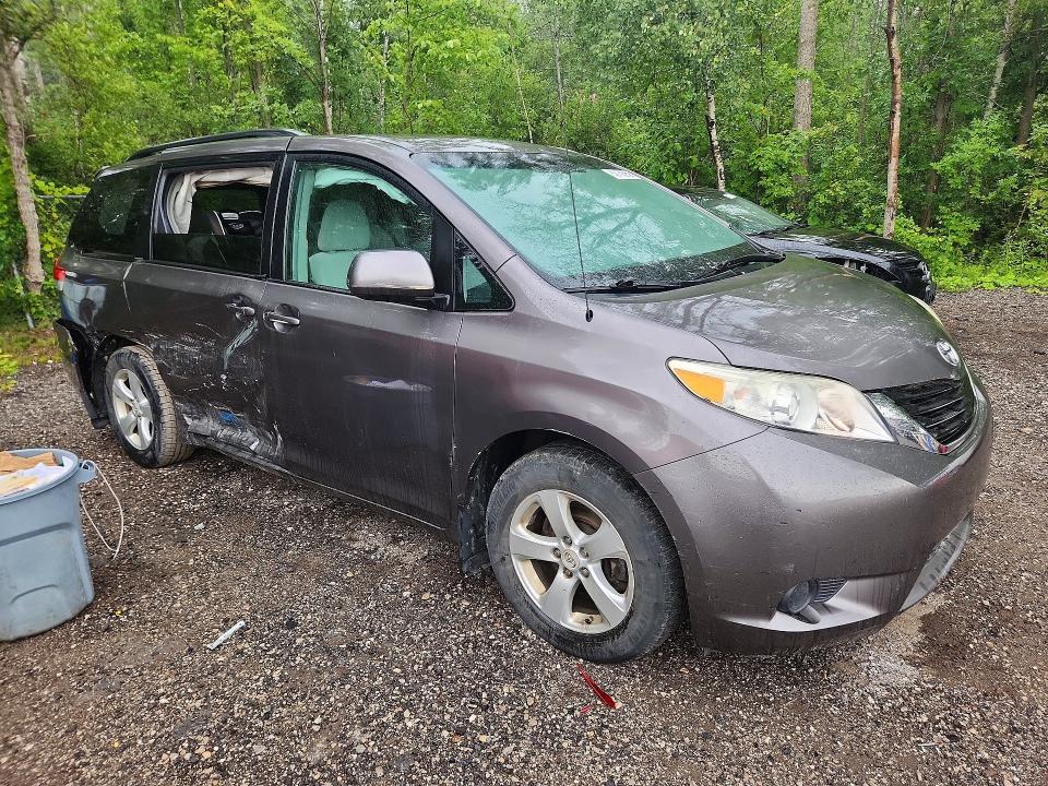2011 Toyota Sienna მანქანა იყიდება აუქციონზე, vin: 5TDKA3DC1BS002044, აუქციონის ნომერი: 60180956