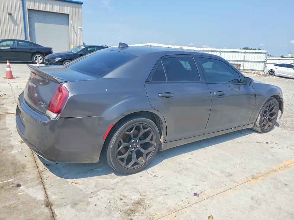 64213576 :رقم المزاد ، 2C3CCABGXJH228898 vin ، 2018 Chrysler 300 مزاد بيع