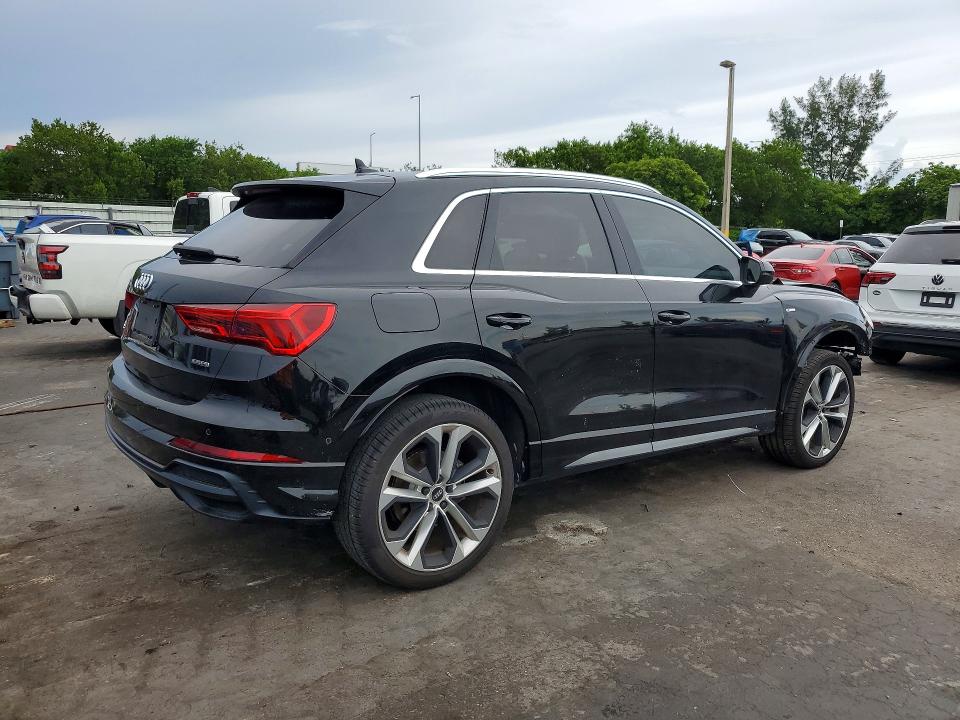 63221946 :رقم المزاد ، WA1EECF38M1048737 vin ، 2021 Audi Q3 مزاد بيع