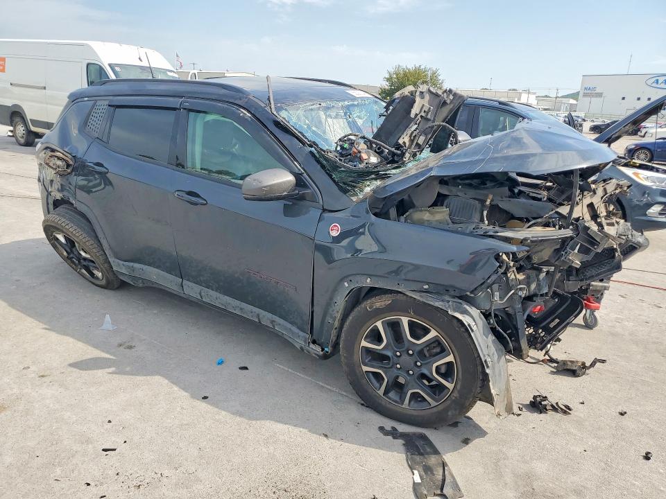 66393546 :رقم المزاد ، 3C4NJDDB9JT211935 vin ، 2018 Jeep Compass مزاد بيع