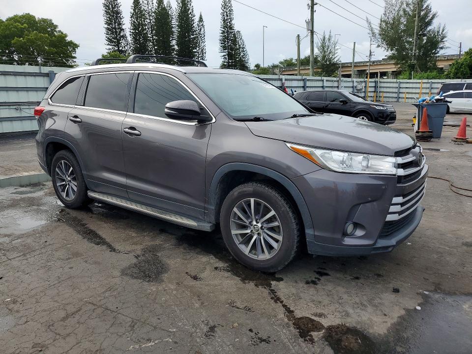 2019 Toyota Highlander მანქანა იყიდება აუქციონზე, vin: 5TDKZRFHXKS557062, აუქციონის ნომერი: 64190736