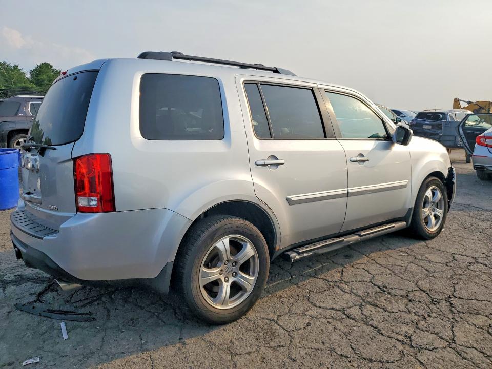 62918026 :رقم المزاد ، 5FNYF4H77FB067215 vin ، 2015 Honda Pilot مزاد بيع