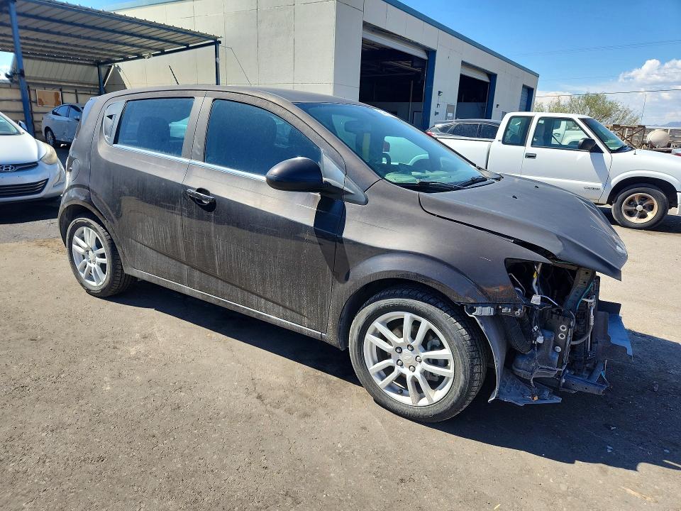 64565386 :رقم المزاد ، 1G1JC6SH1F4129442 vin ، 2015 Chevrolet Sonic مزاد بيع