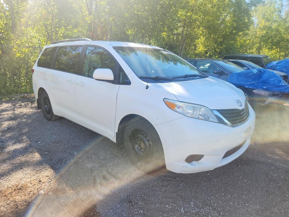 66731776 :رقم المزاد ، 5TDKK3DC1BS167945 vin ، 2011 Toyota Sienna مزاد بيع
