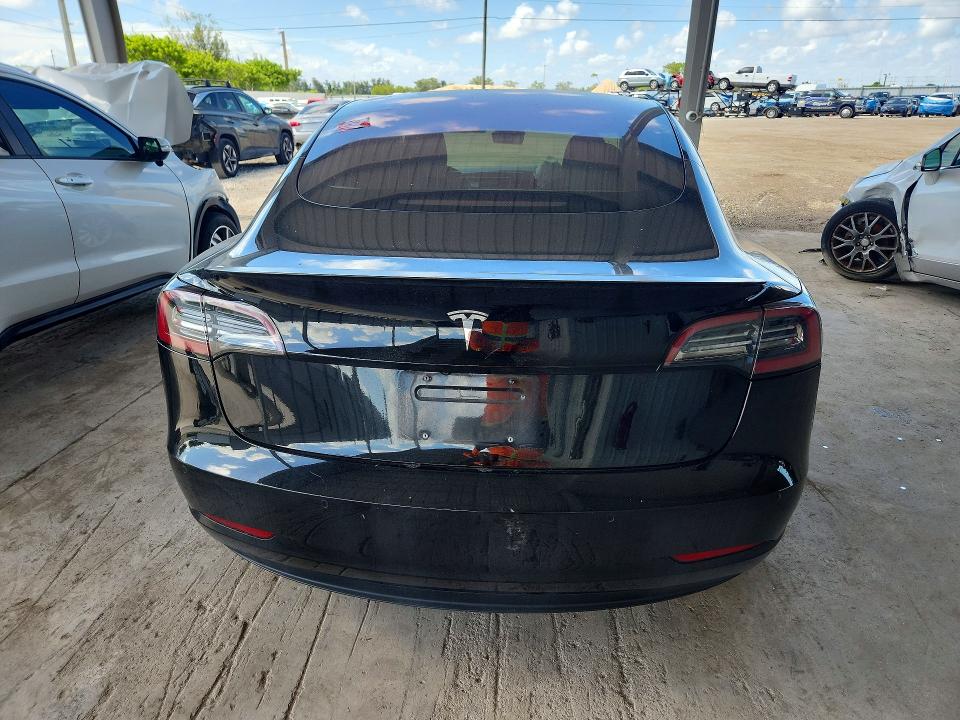 64323556 :رقم المزاد ، 5YJ3E1EB3JF182911 vin ، 2018 Tesla Model 3 مزاد بيع