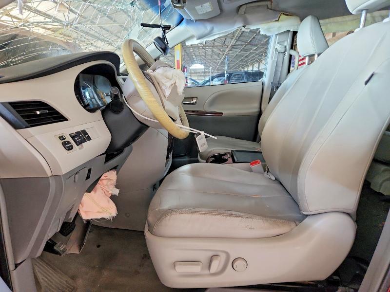 63913386 :رقم المزاد ، 5TDYK3DC8DS393672 vin ، 2013 Toyota Sienna مزاد بيع