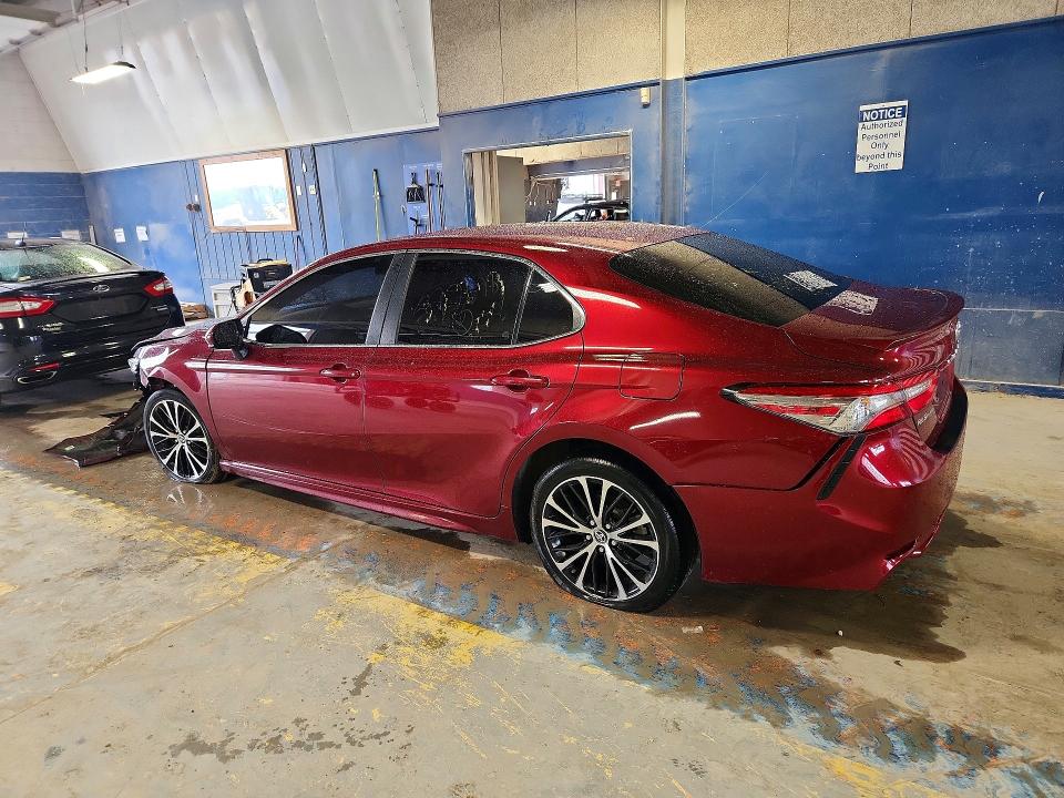 64319216 :رقم المزاد ، 4T1B11HK1JU577398 vin ، 2018 Toyota Camry مزاد بيع