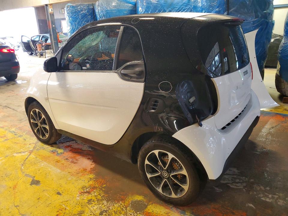 64377416 :رقم المزاد ، WMEFJ5DA2GK045951 vin ، 2016 Smart Fortwo مزاد بيع