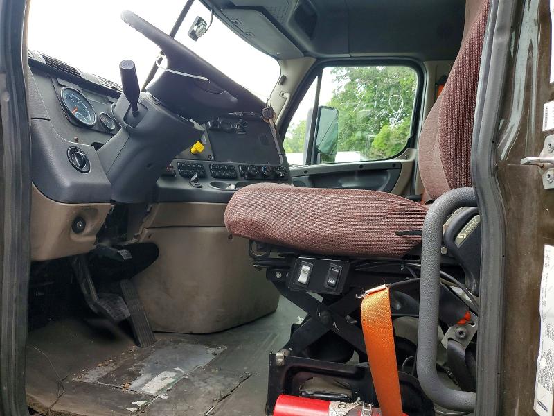 66000546 :رقم المزاد ، 1FUBGBDV2HLHH2247 vin ، 2017 Freightliner Cascadia 113 مزاد بيع