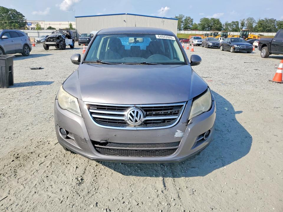 64943926 :رقم المزاد ، WVGAV7AXXAW511610 vin ، 2010 Volkswagen Tiguan مزاد بيع