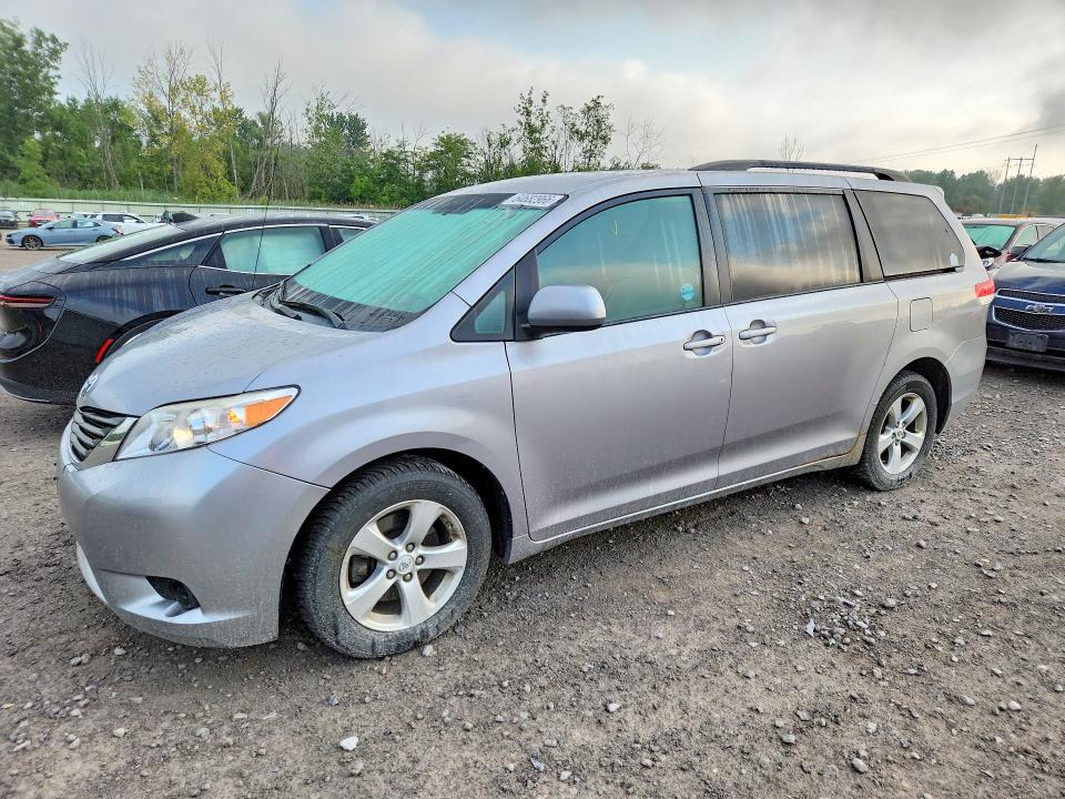 64682966 :رقم المزاد ، 5TDKK3DC5BS031009 vin ، 2011 Toyota Sienna مزاد بيع